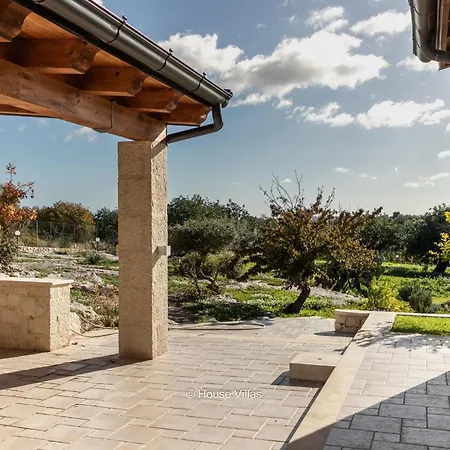 House & - Fidalma Noto